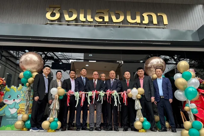 “ซิงแสงนภา” ฉลองเปิดร้านขายส่งใหม่ แยกเฉลิมกรุง 