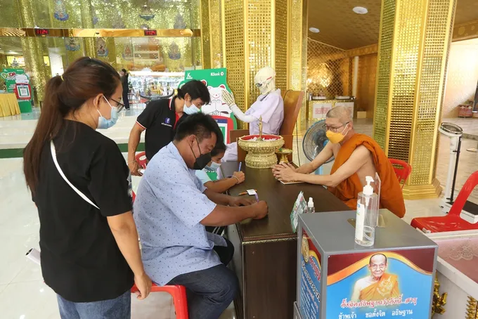 ตั้งการ์ดสูง!! "หลวงพี่น้ำฝน" สั่งเจ้าหน้าที่วัดไผ่ล้อมเข้มจุดคัดกรองเข้าพื้นที่
