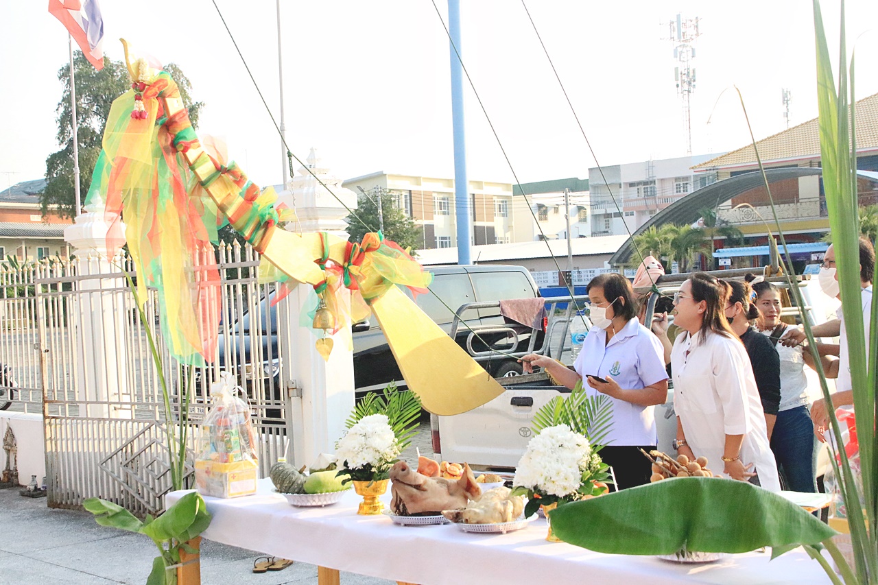 ผจก.โรงเรียนธัมมสิริศึกษาร่วมยกช่อฟ้าบูรณะปฏิสังขรณ์อุโบสถวัดสัตหีบนื่องในวันคล้ายวันเกิด