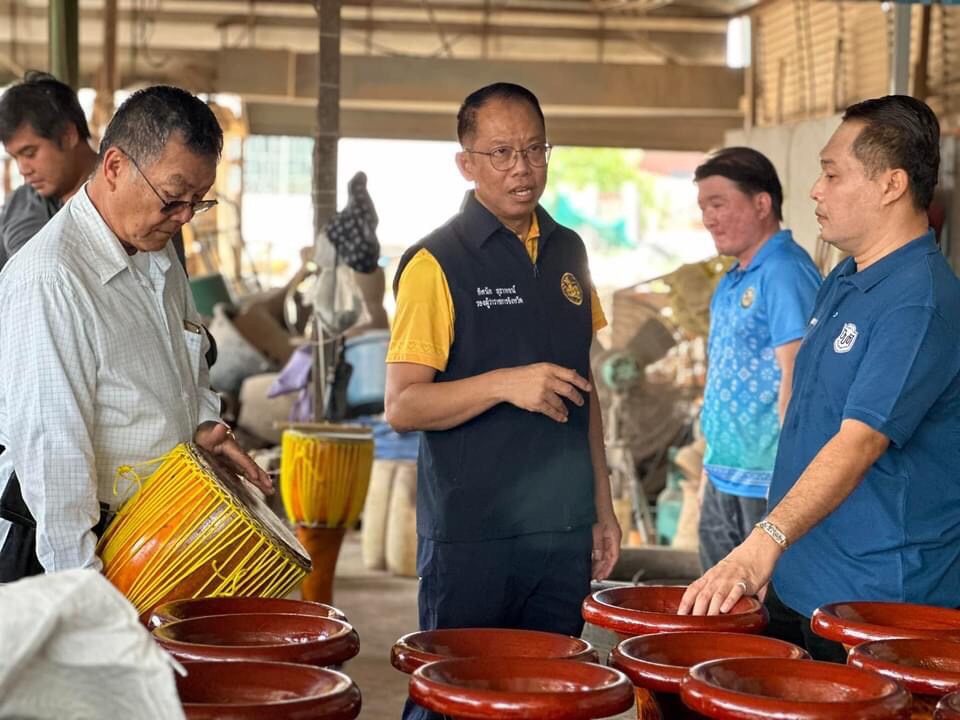 กลุ่มทำกลองตำบลเอกราชหารือแนวทางสร้างสรรค์อัตลักษณ์หมู่บ้านทำกลองนานาชาติจังหวัดอ่างทอง 