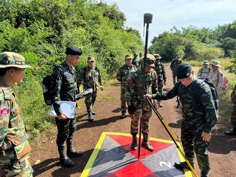 ทีมสำรวจไทย–กัมพูชา ปักหมุดชั่วคราวหลักเขต 42–43 บ้านหนองหญ้าแก้ว ใช้โดรนทำแผนที่ความแม่นยำสูง