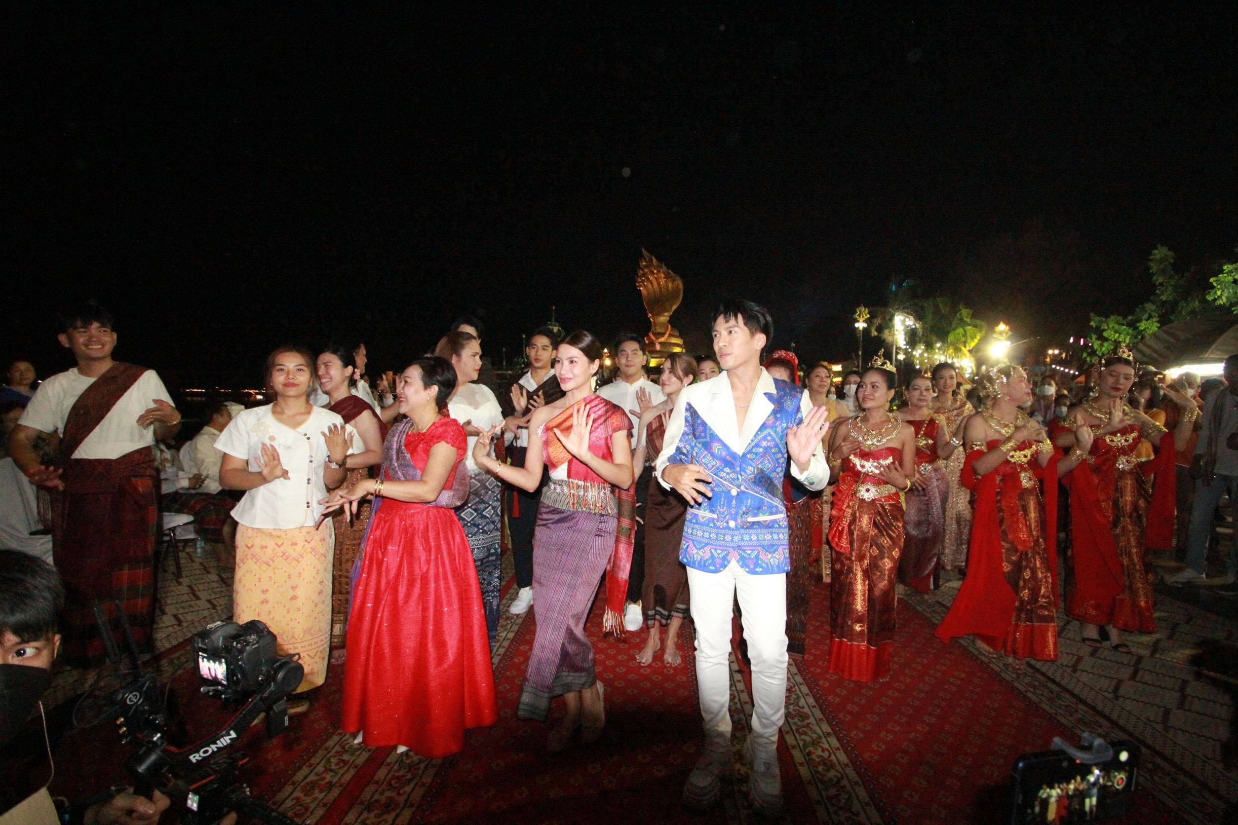 รอกรี๊ด ‘เต๋า ภูศิลป์’ ควง ‘ข้าวทิพย์’ บวงสรวงพญานาคสองฝั่งโขง