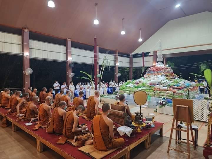 น่าน พุทธศาสนิกชนหลั่งไหลทำบุญผ้าป่าข้าวสาร มหาสังฆทาน  ช่วยเหลือสังคม