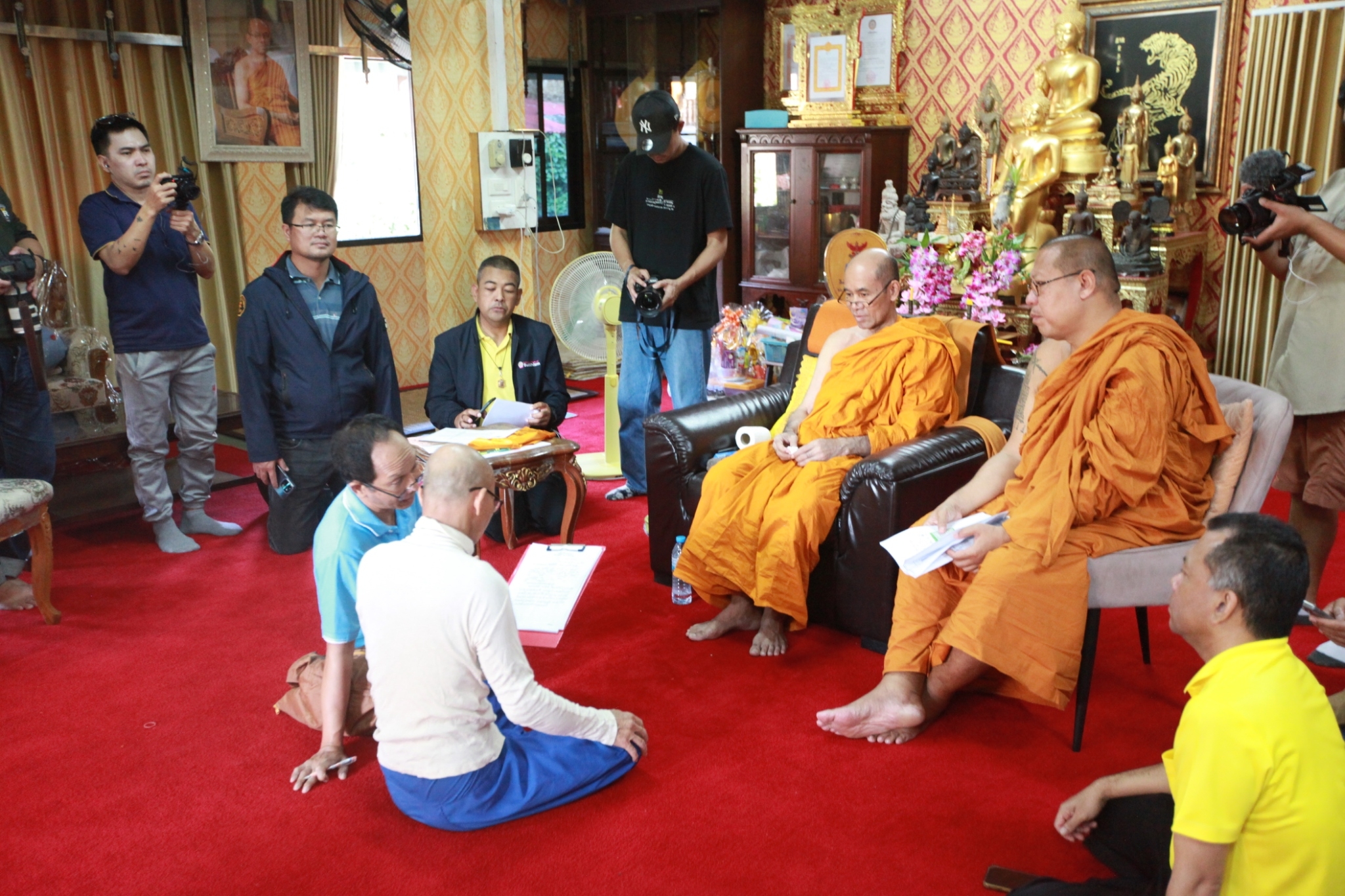 หลวงพี่น้ำฝน ประสาน กอ.รมน.-ฝ่ายปกครอง บุกจับ หลวงตา WFH แอบบวชนอนบ้าน ขับเก๋งบิณฑบาตข้ามจังหวัด 