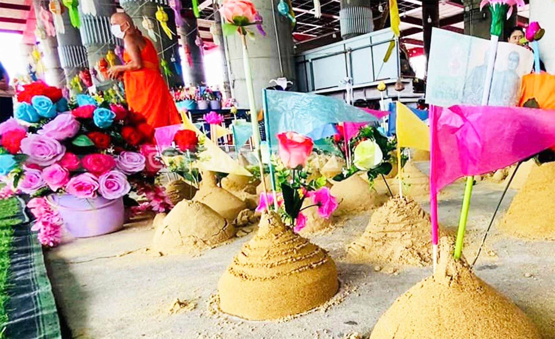 วัดโกรกกราก"จัดงานสงกรานต์"ทำบุญสืบสานประเพณีร่วมก่อเจดีย์ทราย-ชมรำวงย้อนยุค