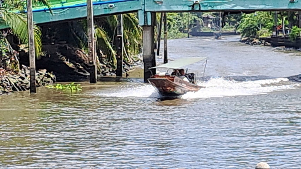 เด็กนักเรียนร้องเรียนเรือด่วนรบกวน เสียงดัง-ควันดำ ทำเรียนไม่รู้เรื่อง