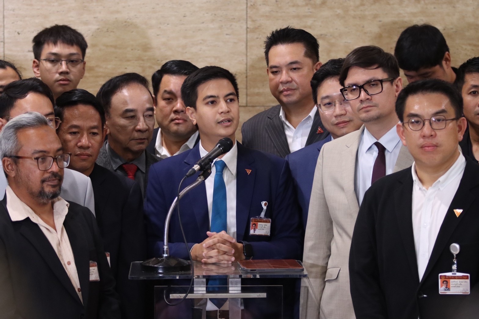 “ก้าวไกล” ชงร่างกฎหมายเปลี่ยนประเทศ 2 ชุดเช้าสภา ดัน “ปฏิรูปกองทัพ-ปิดช่องทุนผูกขาด” เชื่อ สร้างประเทศไทยที่ดีกว่าเดิมได้ 