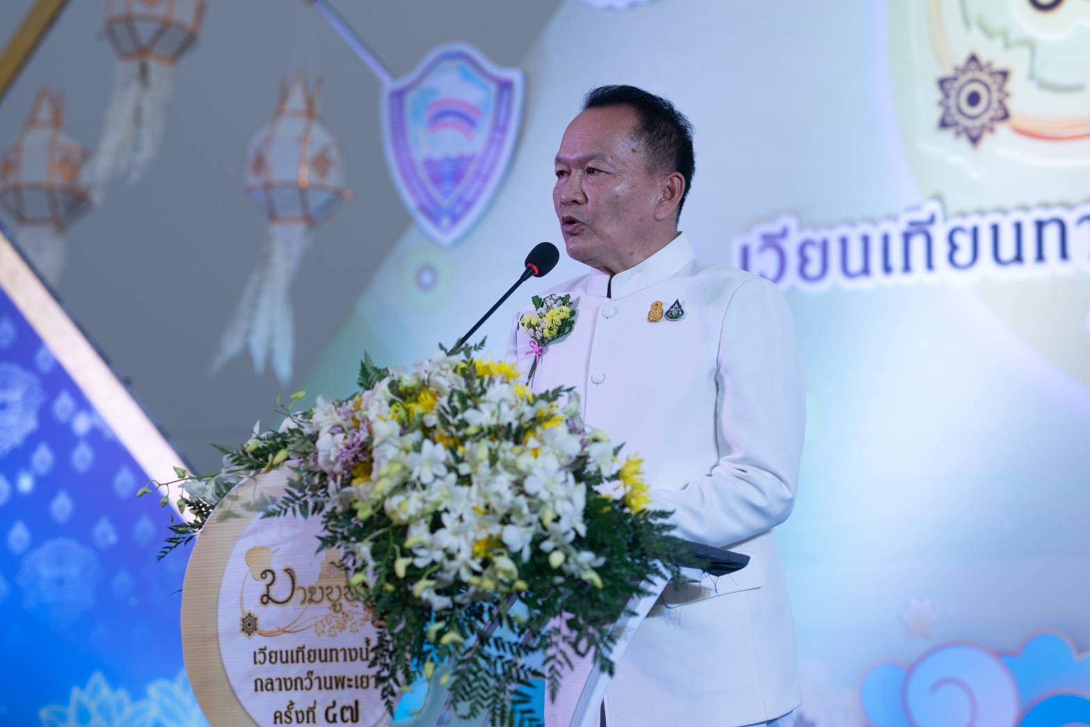 พ่อเมืองพะเยา นำพุทธศาสนิกชน นักท่องเที่ยว พายเรือเวียนเทียนวัดติโลกอารามกลางกว๊านพะเยา  เนื่องในวันมาฆบูชา 