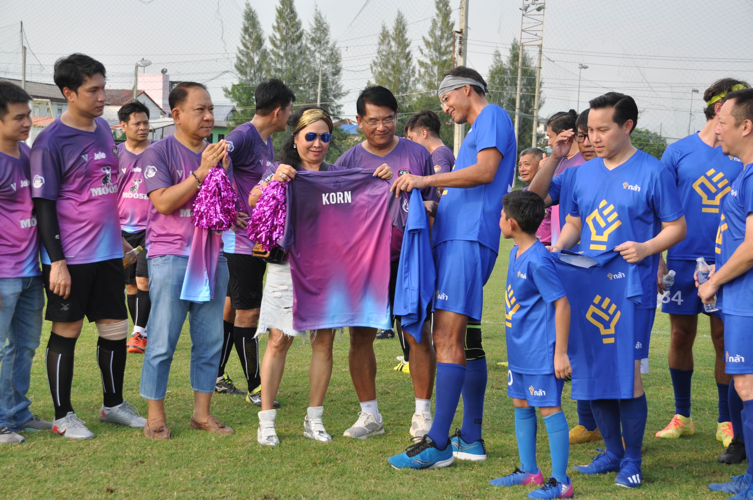 "กรณ์"นำทีม"KLA F.C."ฟาดแข้งนัดกระชับมิตร"ชมรมช่างภาพการเมือง" พร้อมเปิดตัว"พรรคกล้า"