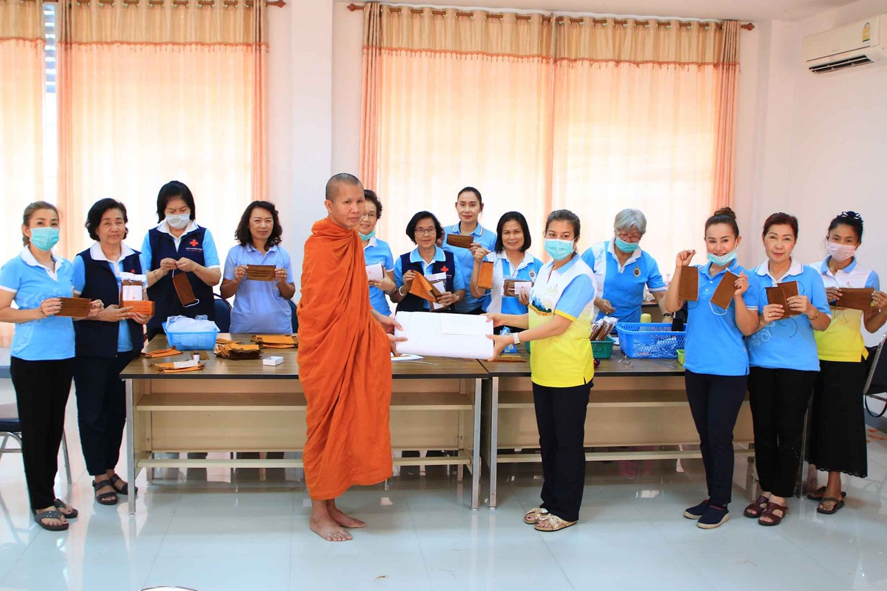 กาชาดกาฬสินธุ์เร่งทำหน้ากากผ้าถวายพระสงฆ์-คนยากไร้