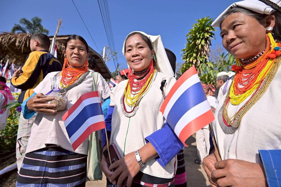 แม่ฮ่องสอนน้อมรำลึก “ในหลวง ร.9”  ผู้ว่าฯ นำพิธี “หาบข้าวขึ้นหลอง” ครบรอบธนาคารข้าวพระราชทานแห่งแรกของไทย