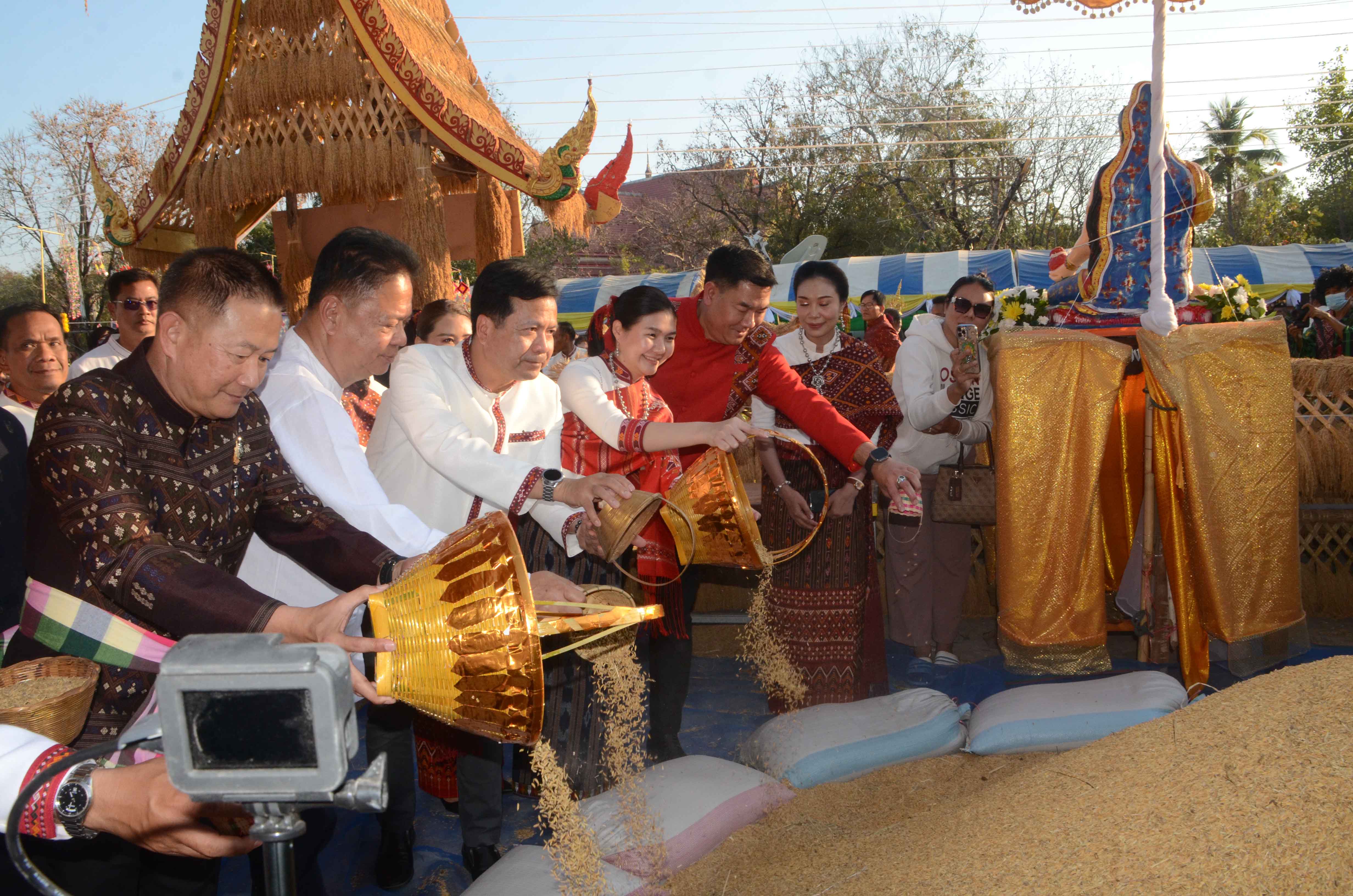 “จิราพร สินธุไพร” รมต.สำนักนายกฯ เปิดงานบุญคูณลานสู่ขวัญข้าว ประเพณีแห่งความสามัคคีคนอีสานสืบสานภูมิปัญญาท้องถิ่น 