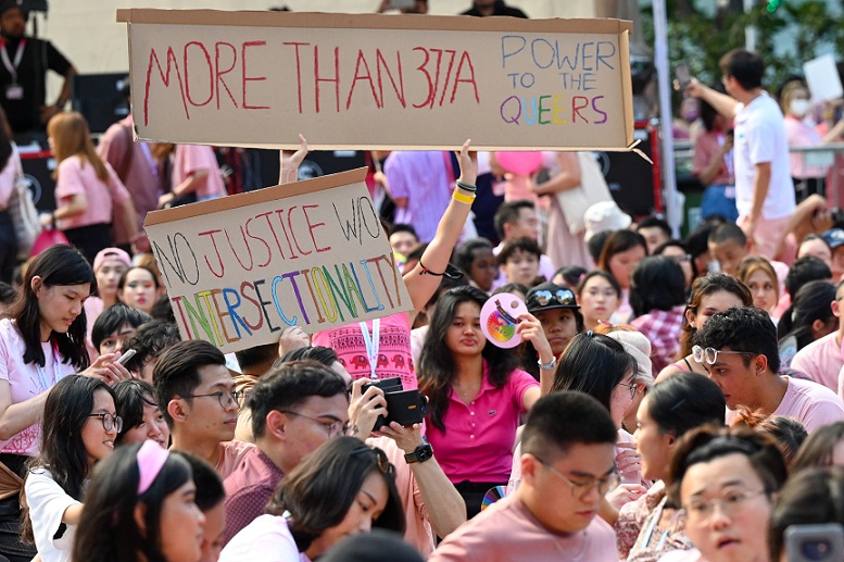 “ลอดช่อง” เล็งเลิก “กม.ห้ามรักร่วมเพศ” - “แอลจีบีที” ประกาศเป็น “ชัยชนะแห่งมนุษยชาติ”