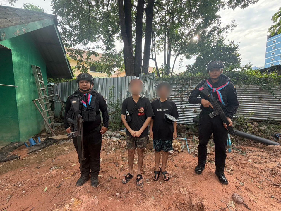 ทหารพรานรวบ 2 คนไทยหนีแก๊งคอลเซ็นเตอร์ปอยเปต! ลอบข้ามแดนกลับไทย เจอหมายจับ 13 หมาย สารภาพหลอกลงทุน-เปิดบัญชีม้า