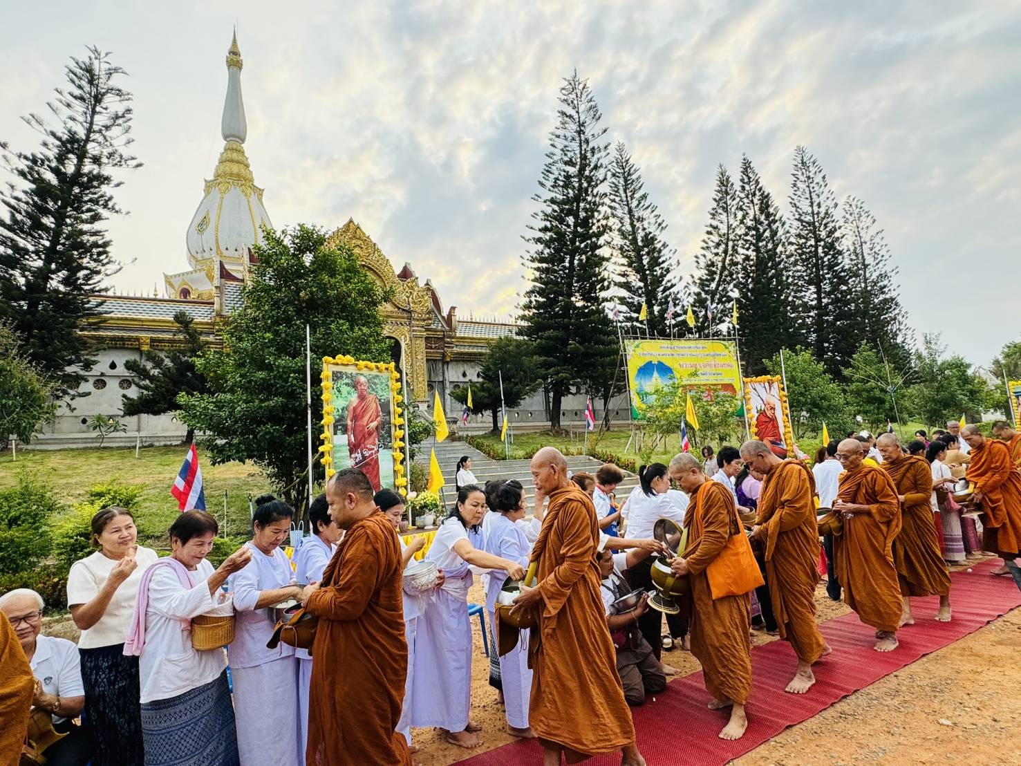 ร้อยเอ็ดตักบาตรและถวายภัตตาหารเช้าแด่พระภิกษุสงฆ์-สามเณรในงานนมัสการพระมหาเจดีย์ชัยมงคล