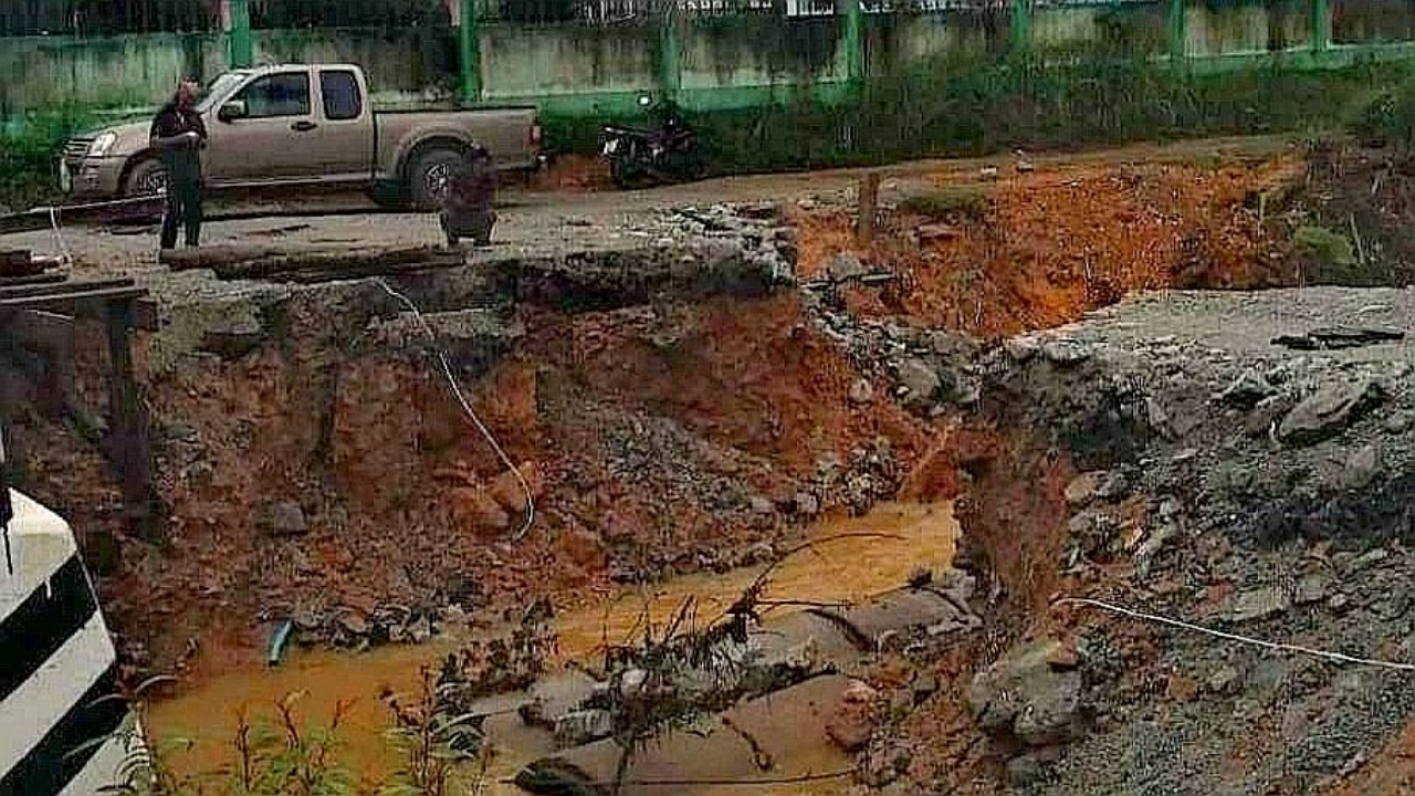 ฝนตกหนักน้ำในคลองทะลัก ซัดทางเบี่ยงสร้างสะพานสายหล่อยูง-คลองเคียนขาด   