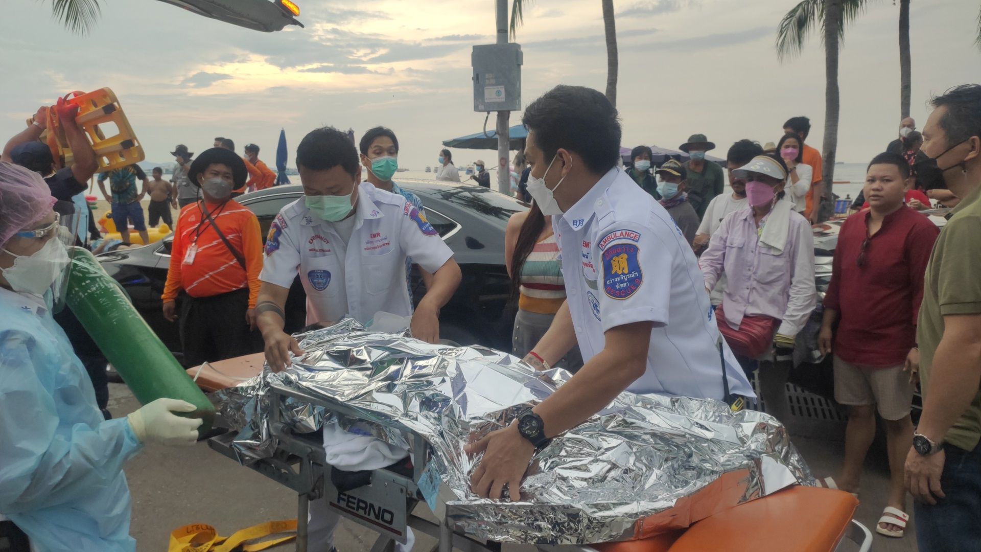 สองอาหลานถูกคลื่นม้วนซัดจมทะเล โชคดีพลเมืองดีช่วยทัน