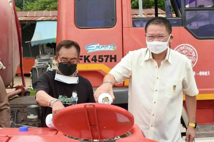 นายก.อบจ.เพชรบูรณ์  ลงพื้นที่ฉีดพ่นน้ำยาฆ่าเชื้อในเทศบาลตำบลท่าพล
