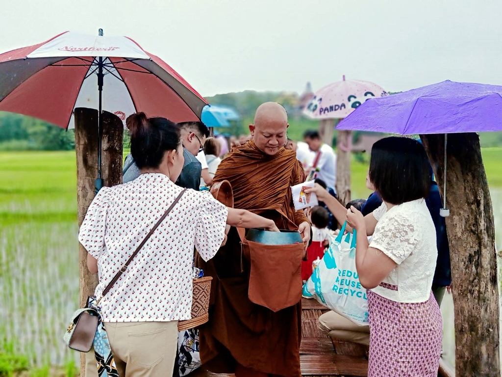 ชาวแม่ฮ่องสอน-นทท. ร่วมทำบุญตักบาตรที่สะพานซูตองเป้ เนื่องในวันเข้าพรรษา