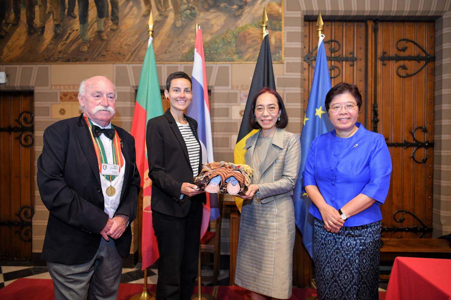 กรมทรัพย์สินทางปัญญาจับมือโชน ปุยเปีย ออกแบบชุดให้แมนเนเกน พิส เสน่ห์ผ้า GI ไทยสู่สายตาชาวโลก