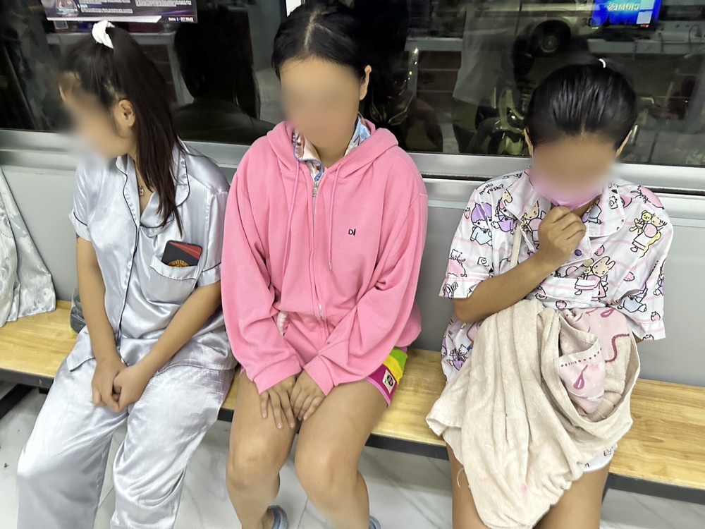 รวบยกแก๊ง "เด็กคาราโอเกะ" รับทราบข้อกล่าวหาแต่งชุดเนตรนารีโดยไม่มีสิทธิ 