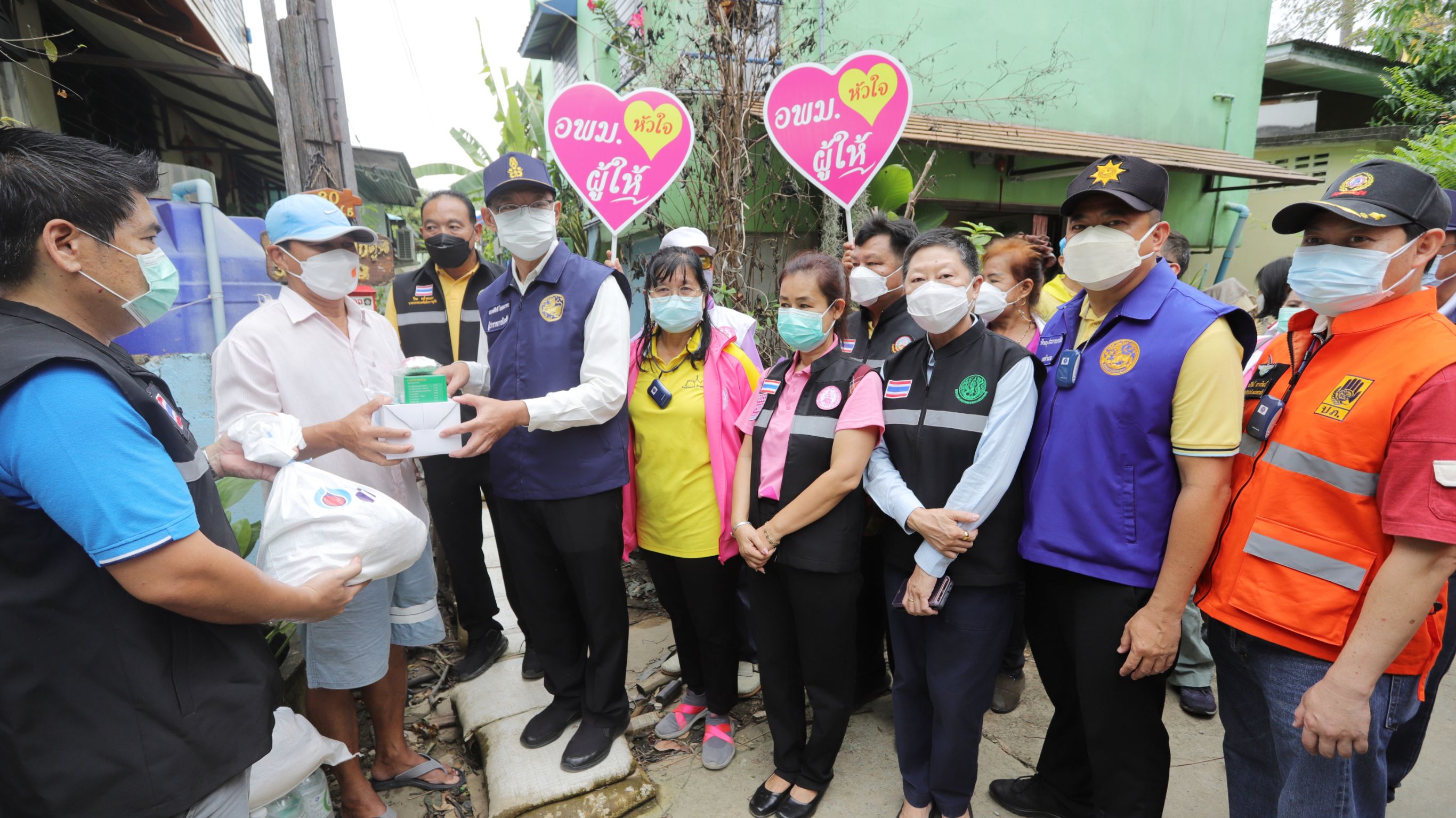 ปทุมธานีน้ำท่วมเริ่มคลี่คลาย  ผู้ว่าฯลงพื้นที่สำรวจความเดือดร้อนปชช.สั่งการเร่งเยียวยาด่วน