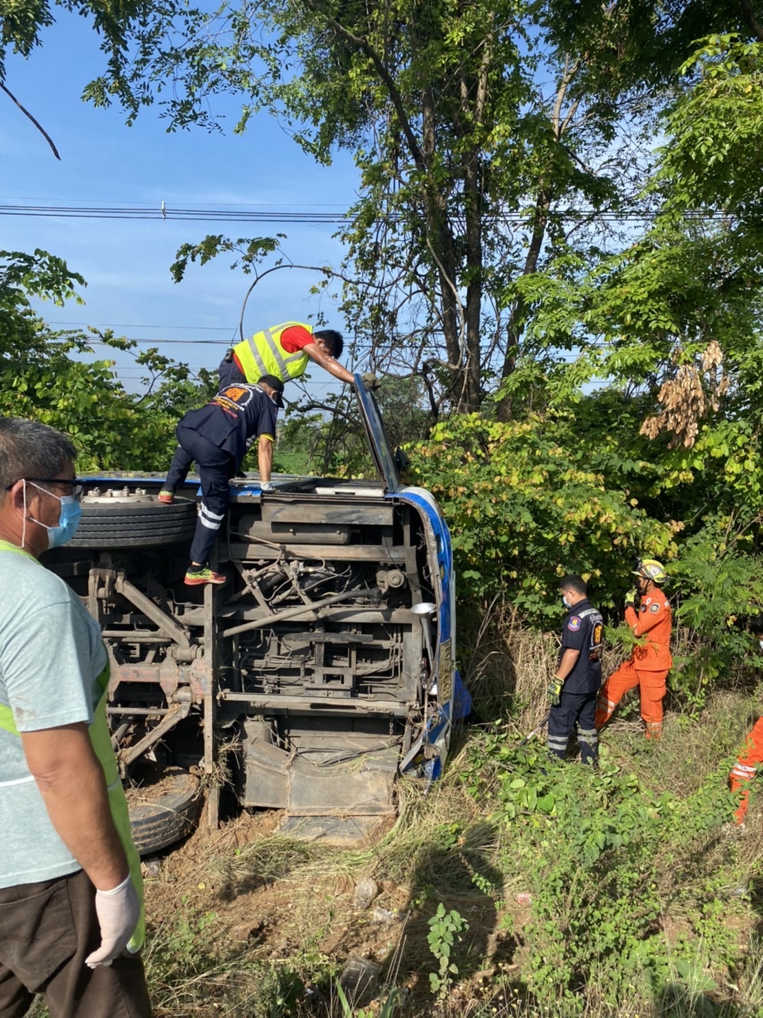 อุดรธานี หวิดตายหมู่ รถทัวร์คนขับหลับในลงข้างทาง บาดเจ็บครึ่งร้อย