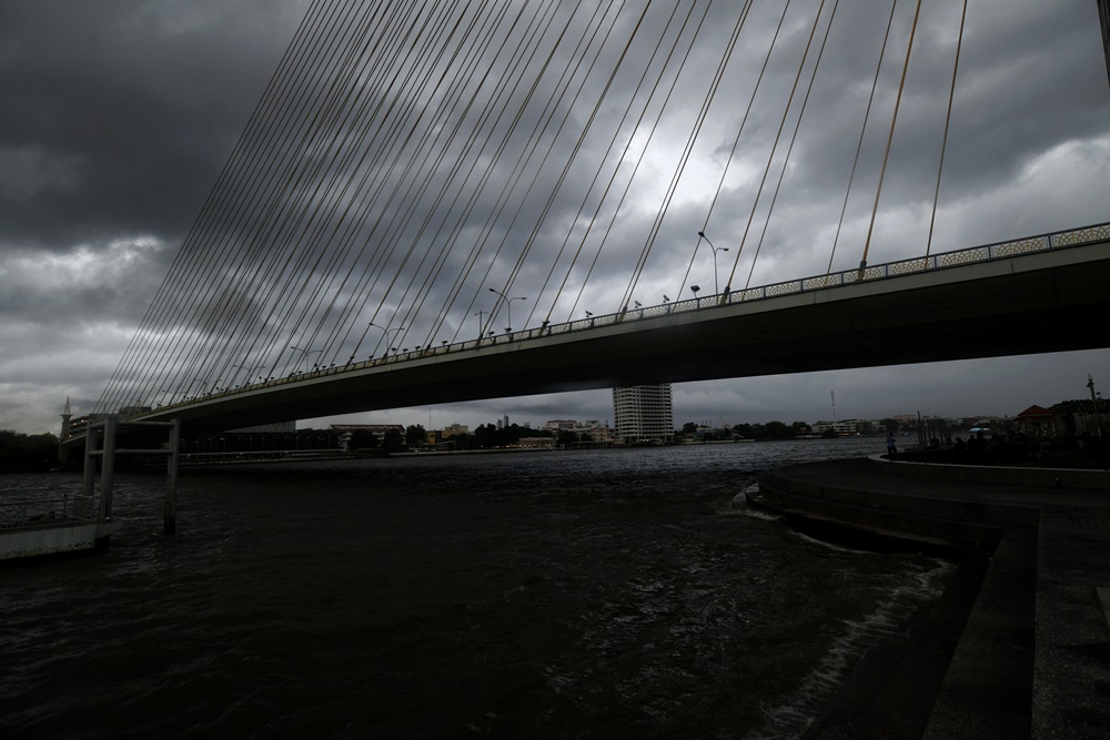 ประมวลภาพ “กทม.” ชุ่มฉ่ำ! ฝนตกทั่วกรุง