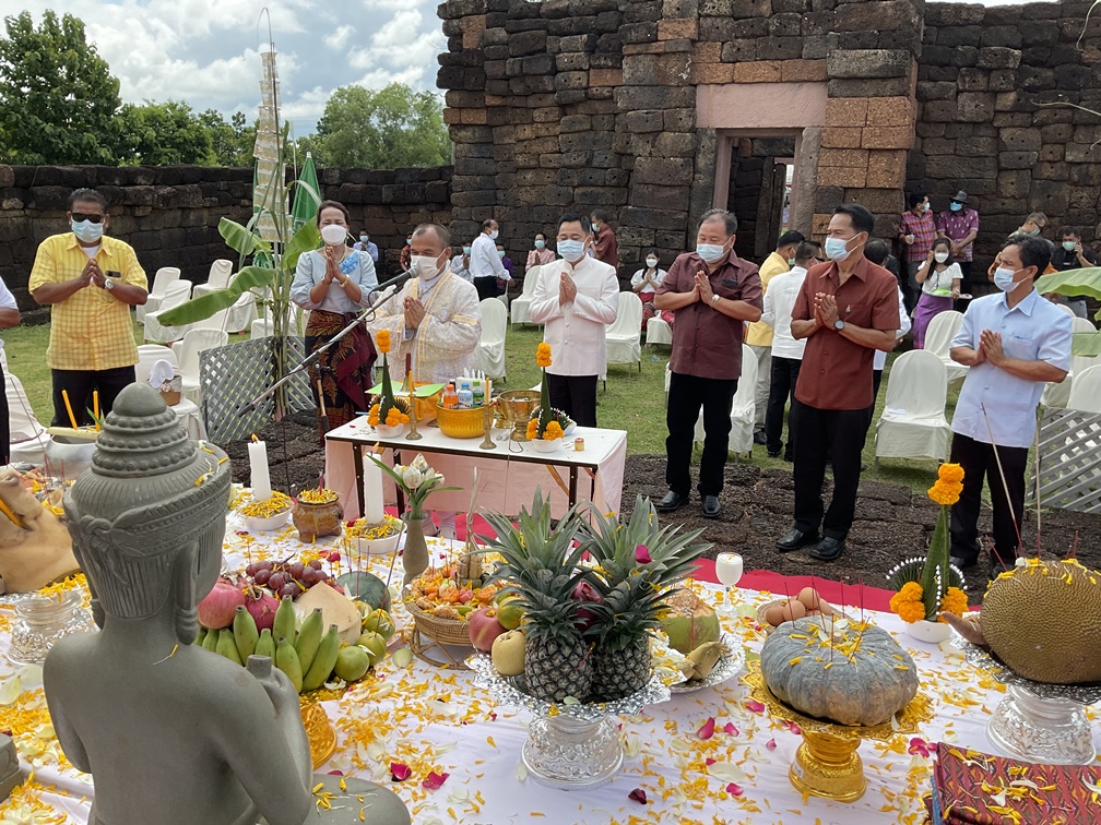 นายอำเภอศีขรภูมิ ประกอบพิธีบวงสรวง "อโรคยาศาล ปราสาทช่างปี่"  ขับไล่โควิด-19 ปัดเป่าสิ่งชั่วร้ายและโรคภัยต่างๆ