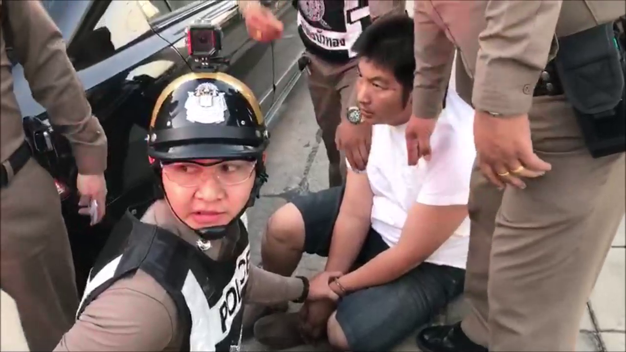จับแล้ว! คนร้ายปล้นร้านทอง "เยาวราชเอ็มโกลด์" ในหมู่บ้านบัวทอง (มีคลิป)