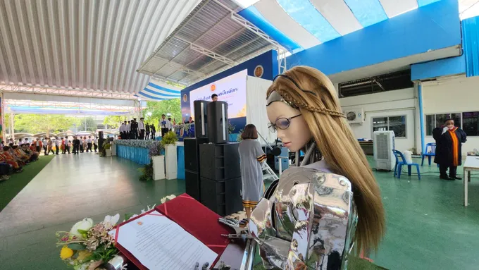 ฮือฮา! เทคนิคระยองล้ำใช้หุ่นยนต์ AI Robot ขานชื่อ นศ. รับใบประกาศนียบัตรสำเร็จการศึกษา