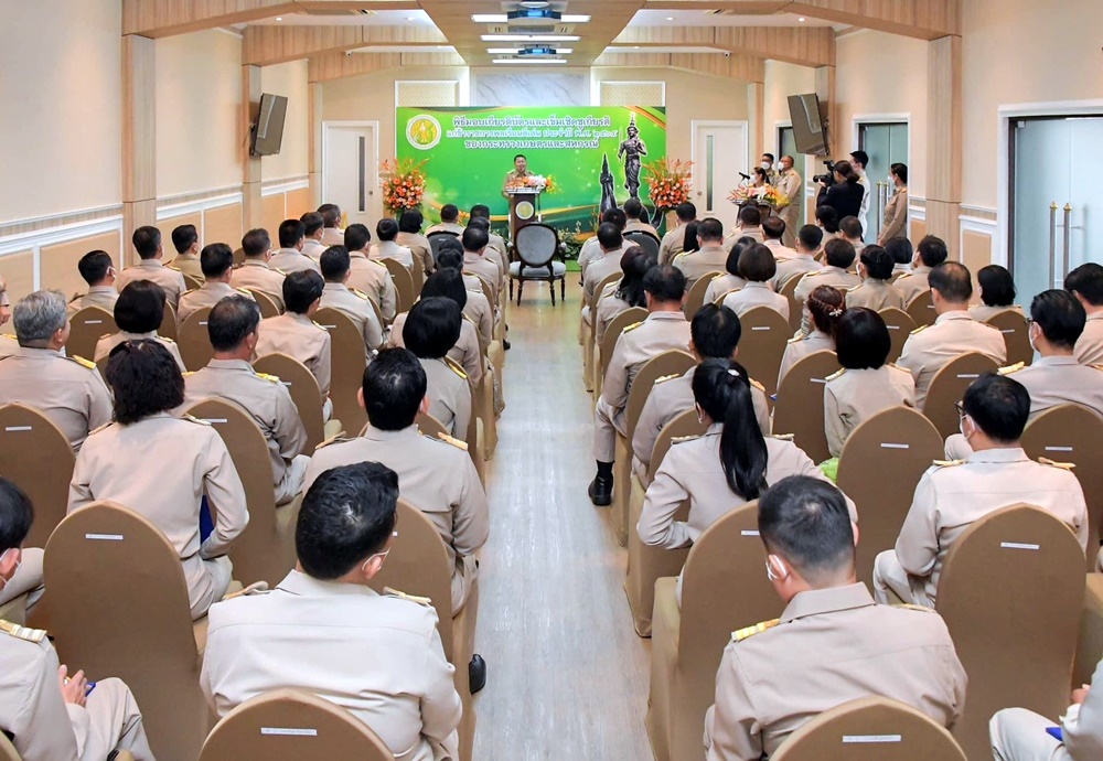 ขรก.-ลูกจ้างประจำดีเด่นกรมชลประทาน (ระดับประเทศ) รับมอบเข็มจากปลัดเกษตรฯ