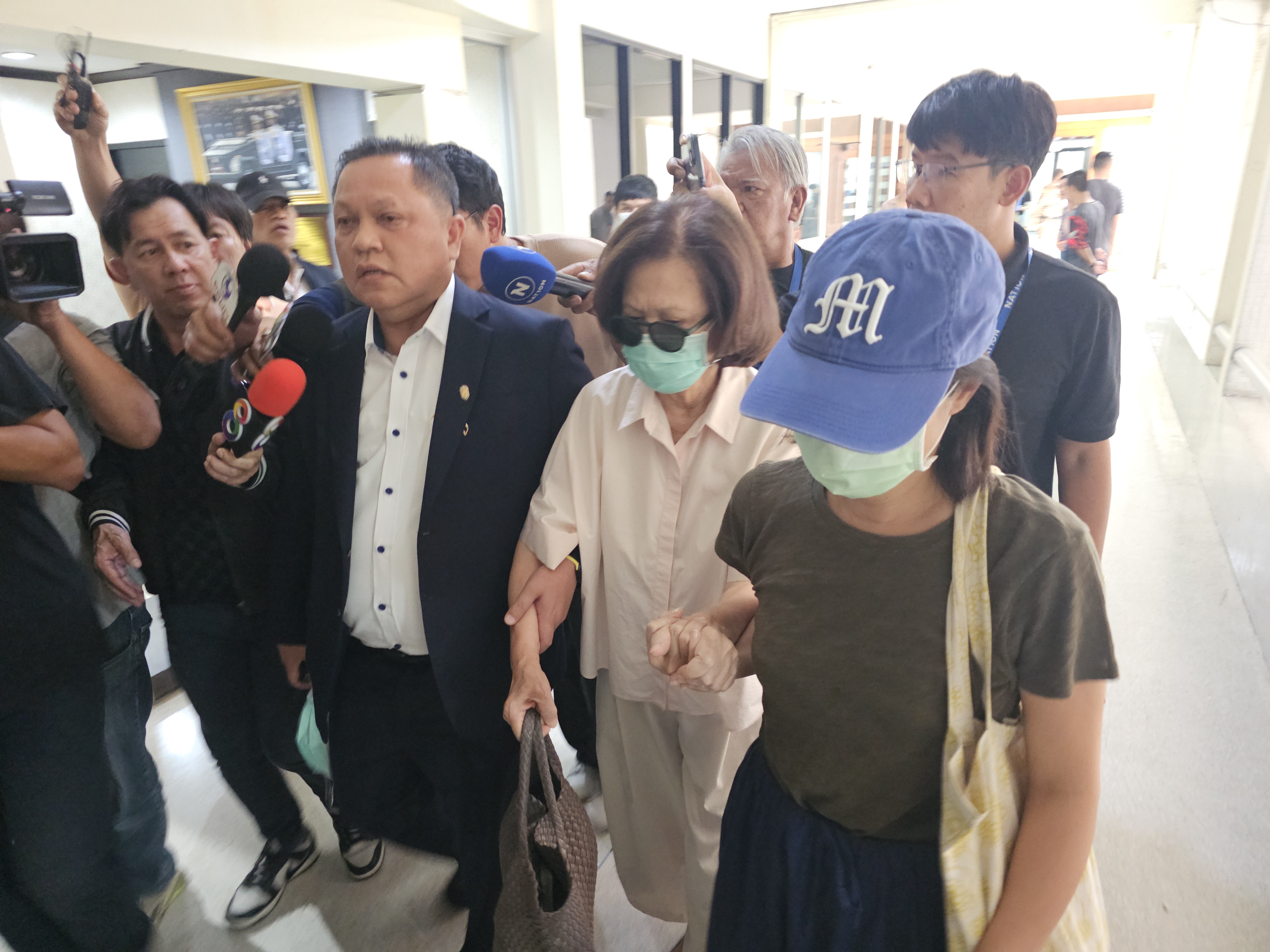 "เมีย-ลูก" หมอบุญ ควงทนายมอบตัว คดีร่วมกันฉ้อโกง อ้างถูกปลอมลายเซ็น ยันเอาผิดสามี-ผู้เกี่ยวข้องทั้งหมด