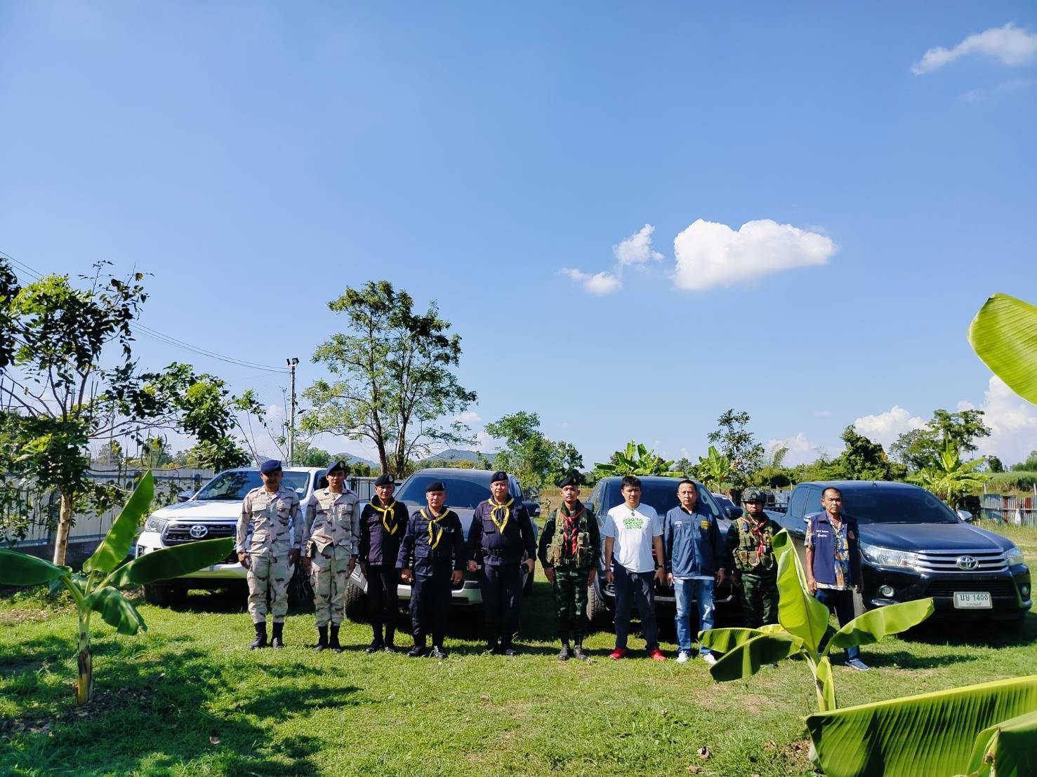 "ผู้การติ๊บ" นำ ทหาร ฉก.ราชมนู ทพ.35.ร่วมกับ จนท.ตำรวจ และฝ่ายปกครอง ตรวจยึดรถยนต์ที่เตรียมลักลอบนำส่งข้ามแดน จำนวน 4 คัน