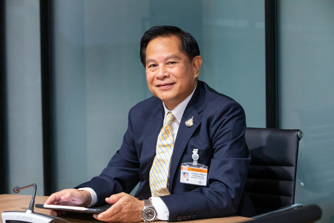 "พีระพันธุ์"ลั่นตรึงดีเซล33บ.ไปจนถึงช่วงเทศกาลปีใหม่นี้ ยันไทยสำรองน้ำมันเพียงพอ