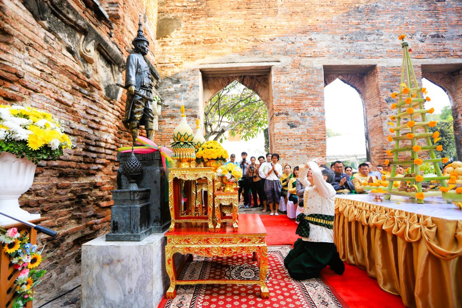 ผู้ว่าฯ ลพบุรี นำเหล่าพสกนิกร นุ่งโจง ห่มสไบ แต่งไทย ทำบุญตักบาตรถวายเป็นพระราชกุศล เนื่องในวันคล้ายวันพระราชสมภพ สมเด็จพระนารายณ์มหาราช