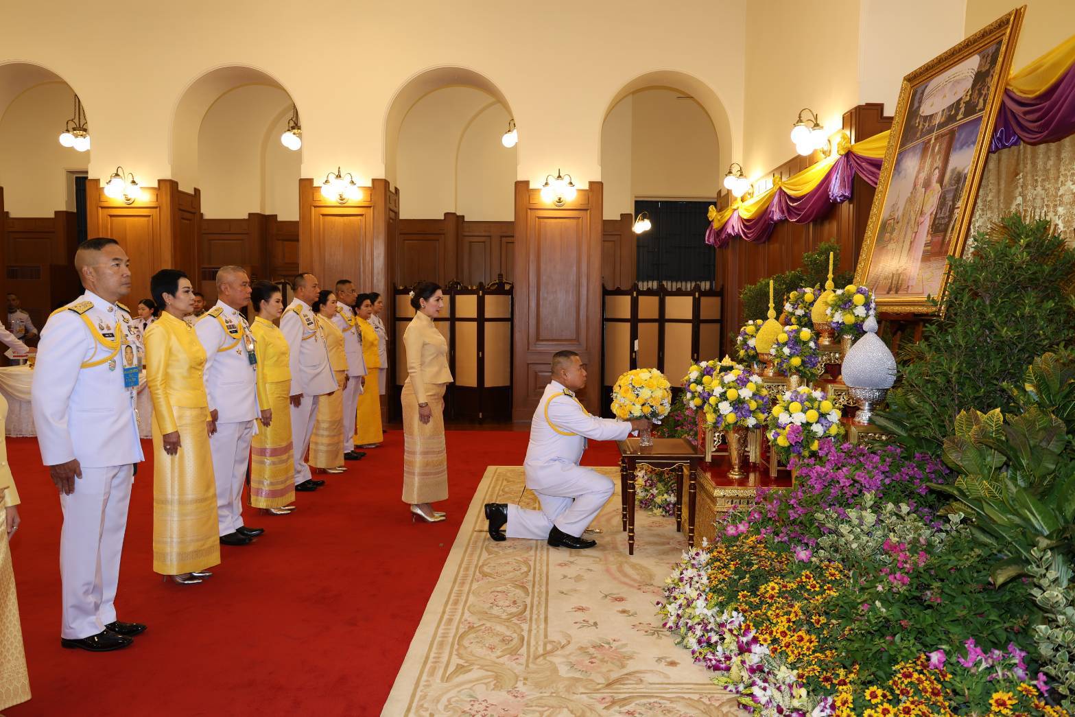คณะบุคคลสำคัญและประชาชนลงนามถวายพระพรในหลวงและพระราชินีเนื่องในโอกาสวันขึ้นปีใหม่ 1 มกราคม 2568