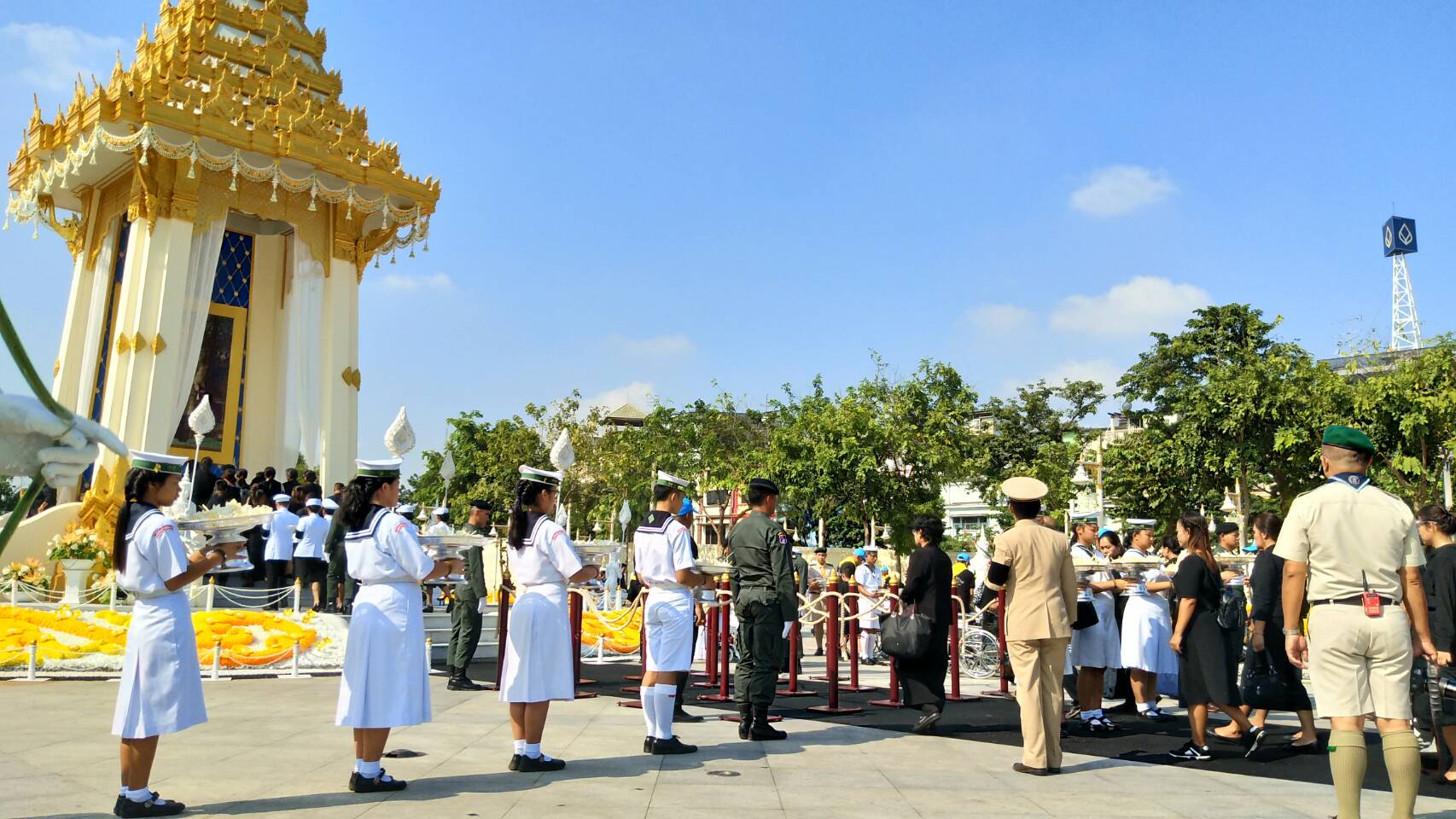 พิธีถวายดอกไม้จันทน์ พระเมรุมาศจำลอง-ลานปฐมบรมราชานุสาวรีย์ ร.1