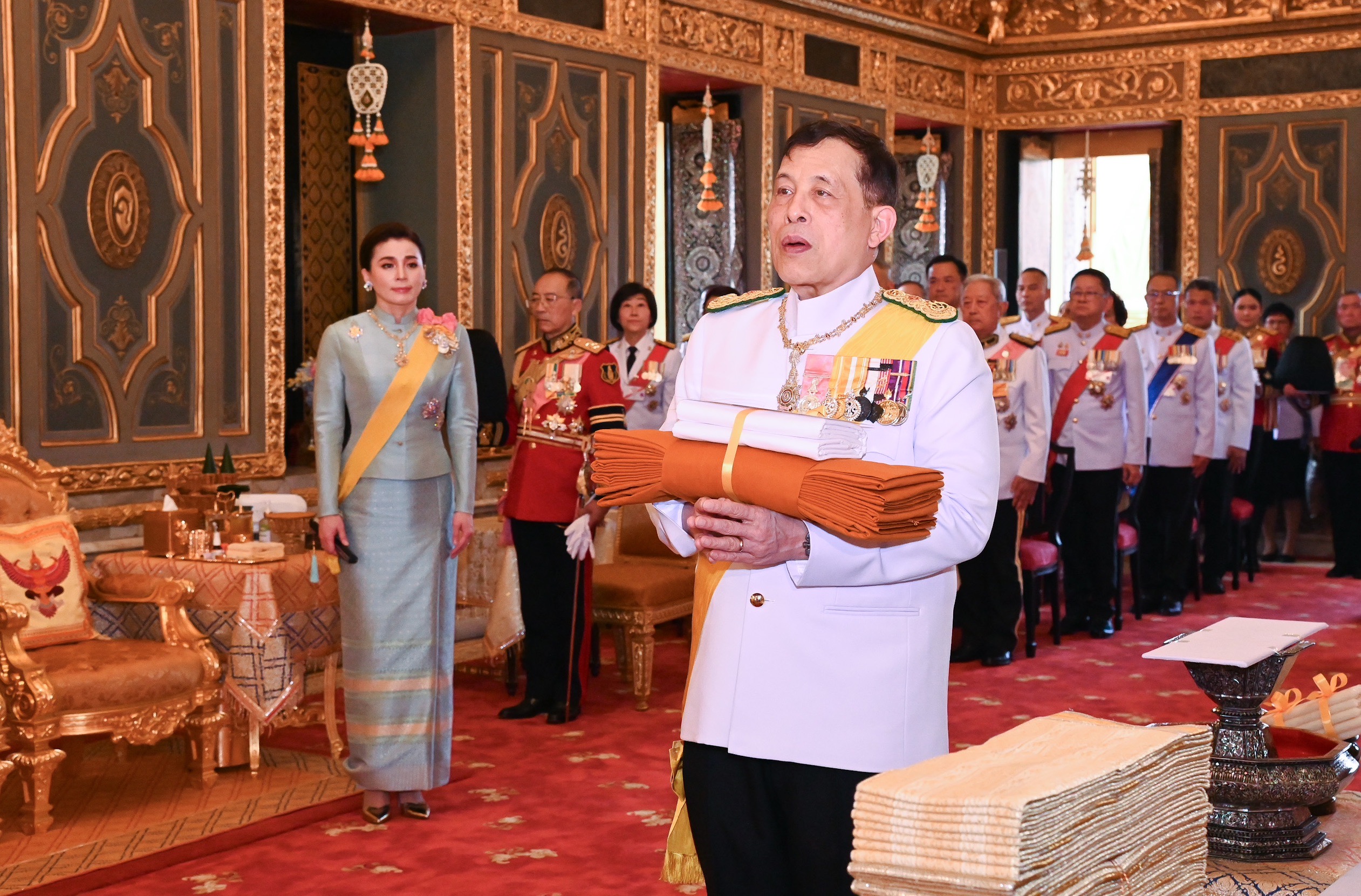 "ในหลวง-พระราชินี" เสด็จพระราชดำเนินไปในการถวายผ้าพระกฐิน ณ วัดราชบพิธสถิตมหาสีมาราม และวัดพระเชตุพนวิมลมังคลาราม