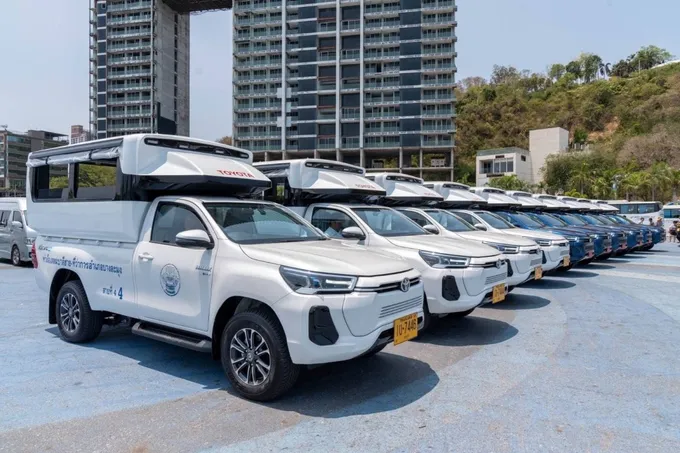 โตโยต้าส่งมอบ Hilux Revo-e กระบะไฟฟ้า ทดลองให้บริการรถสองแถวสาธารณะเมืองพัทยา