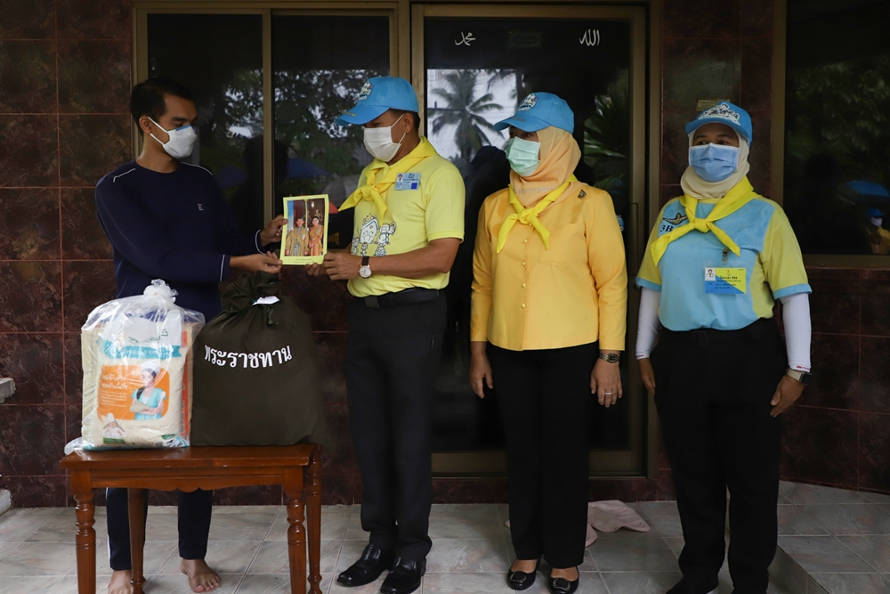 ในหลวง-พระราชินี พระราชทานถุงยังชีพพระราชทานแก่ผู้ได้รับผลกระทบจากโควิด-19 ที่พักอาศัยอยู่โดยรอบพระตำหนักทักษิณราชนิเวศน์