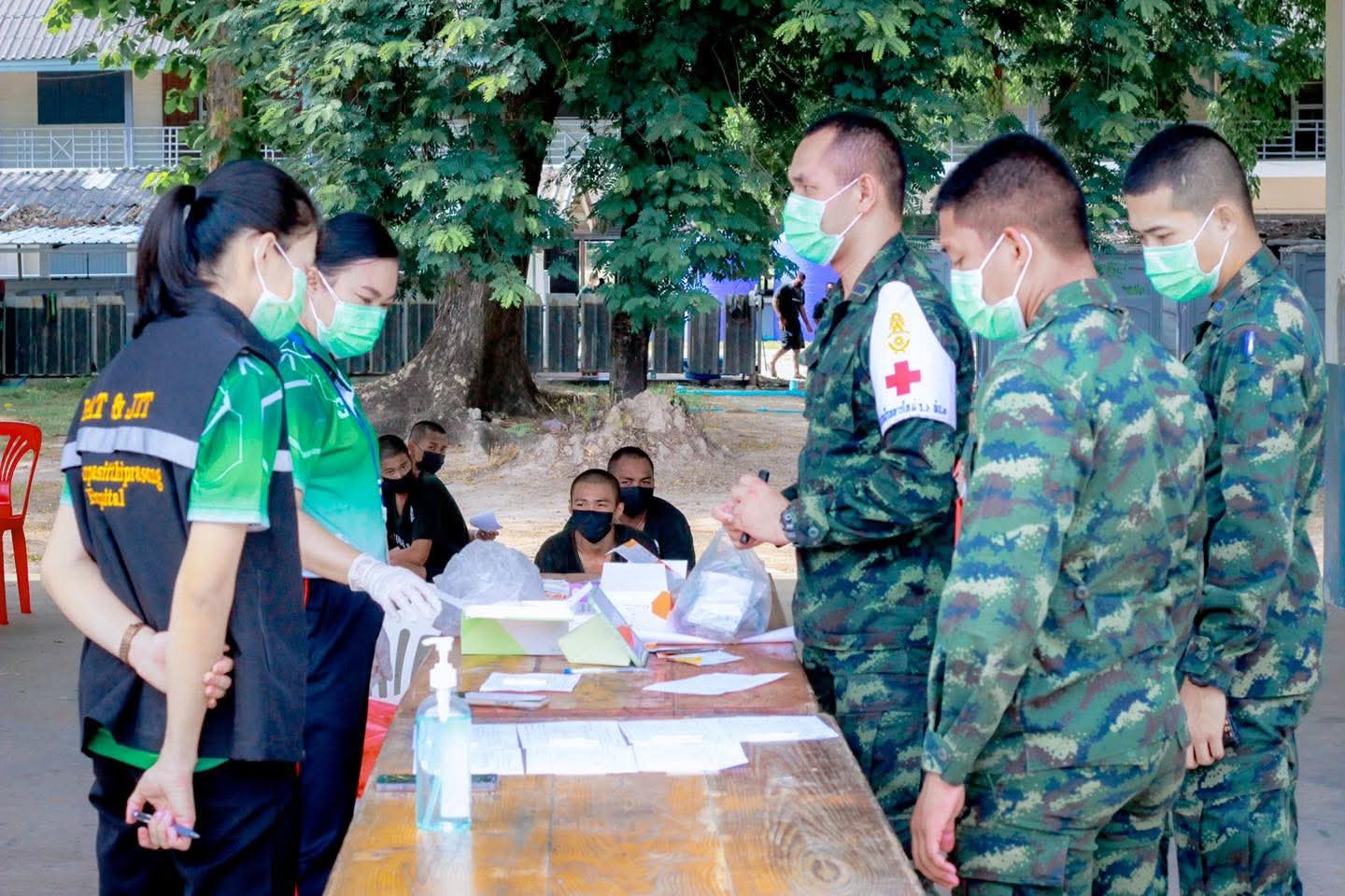 ทบ.เข้มมาตรการป้องกันโรคในหน่วยฝึกทหารใหม่รับมือการระบาดไข้หวัดใหญ่ - โควิดดูแลทหารใหม่ตลอดการฝึก