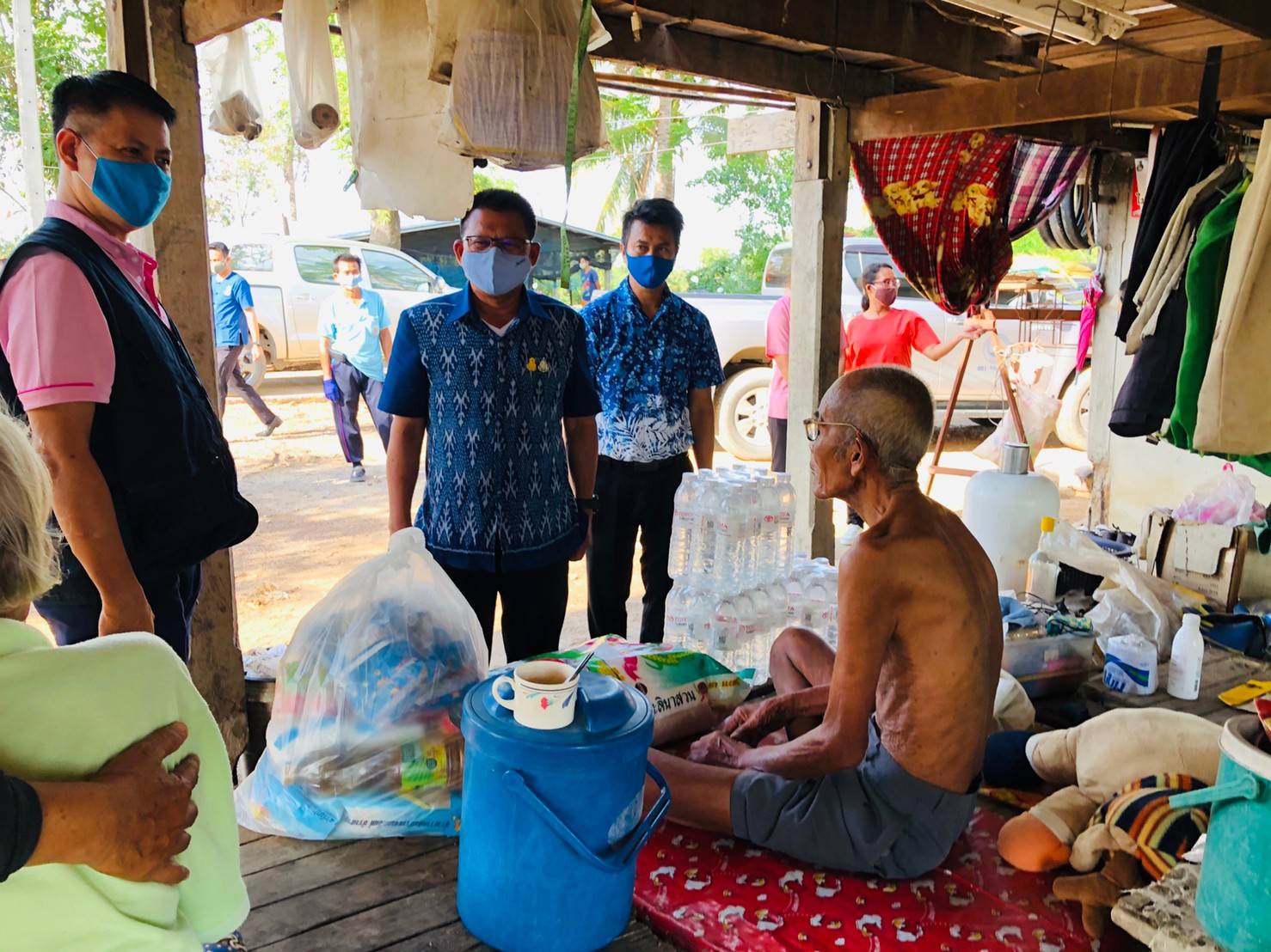 ผู้ว่าฯอ่างทอง ลงพื้นที่เยี่ยมปชช.ที่ประสบวาตภัยในพื้นที่ตำบลเพชรเมืองทอง