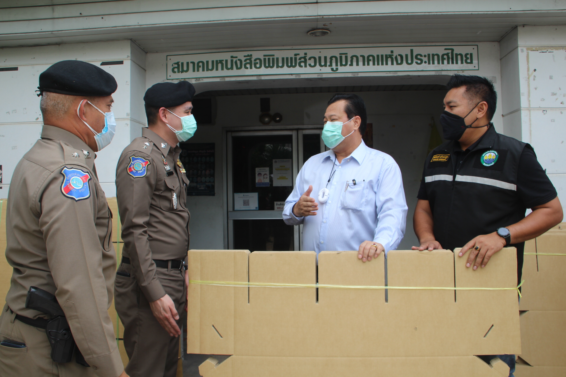 ทท.1 มอบเตียงสนามกระดาษให้" สภท." เพื่อส่งมอบต่อผู้ป่วยจุดพักคอยชุมชนหมู่บ้านสมบัติบุรี บางบัวทอง