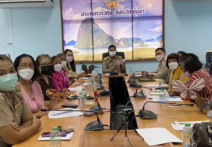 นายอำเภอตะกั่วทุ่ง ประชุมหารือ กก.พัฒนาสตรีฯ ประดิษฐ์ผีเสื้อเนื่องในโอกาสมหามงคลเฉลิมพระชนพรรษา 90 พรรษา 12 สิงหาคม 2565 