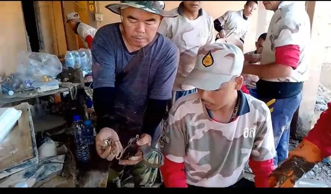 2 อาสาสกลนคร น้ำใจงามเก็บสร้อยทอง 3 บาท ส่งคืนชาวบ้านน้ำท่วมแม่สาย