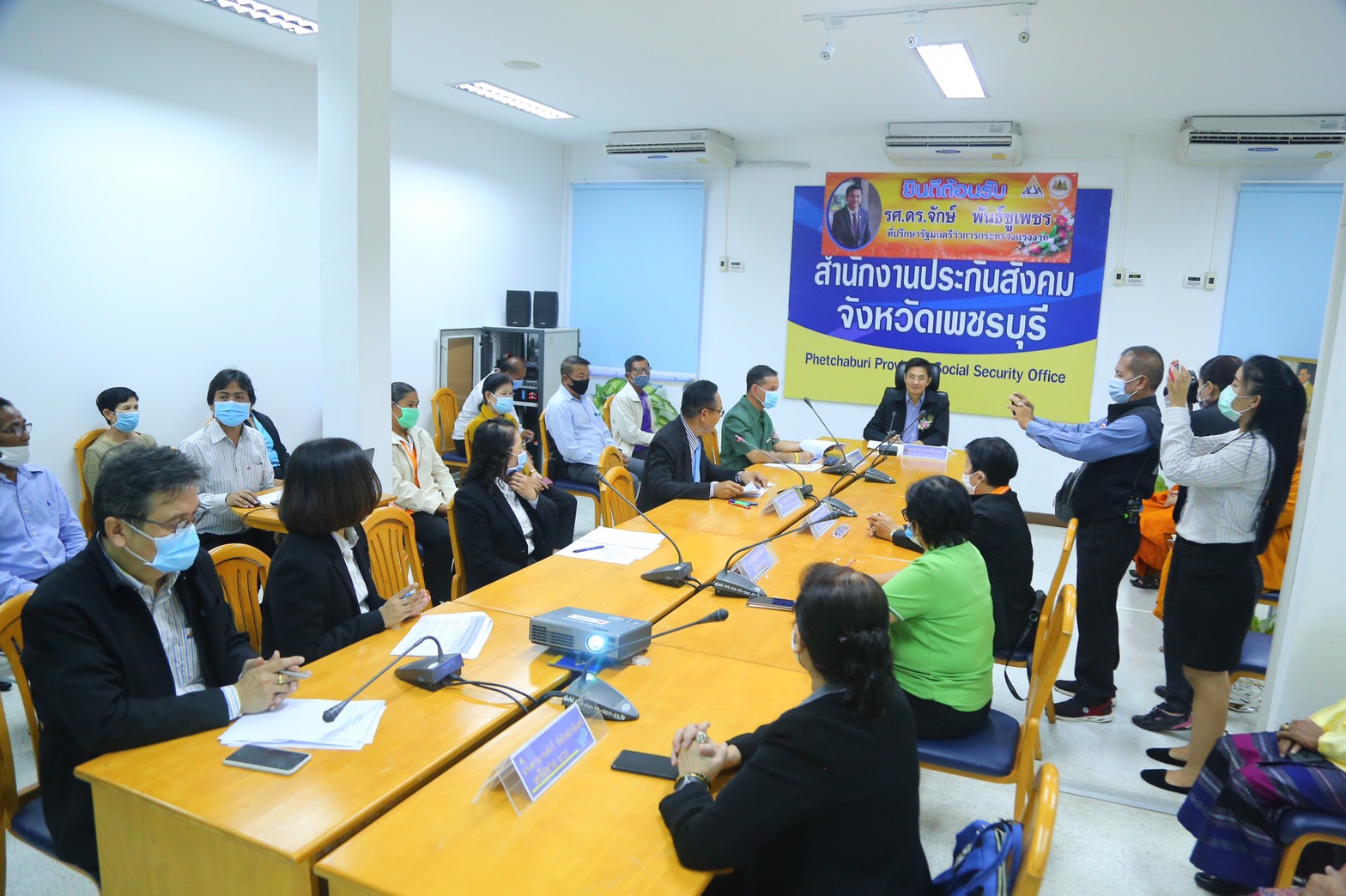 ที่ปรึกษา รมว.แรงงานลงพื้นที่ สปส.เพชรบุรี รับทราบการจ่ายประโยชน์ทดแทนว่างงานจากเหตุสุดวิสัย เร่งรัดกระชับจ่ายไว