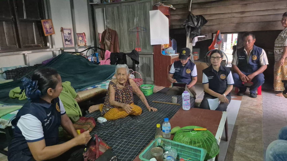 บุรีรัมย์เคาะประตูบ้านเร่งสำรวจกลุ่มตกหล่นบัตรสวัสดิการแห่งรัฐ ยาย 102 ปีดีใจได้สิทธิ์ 