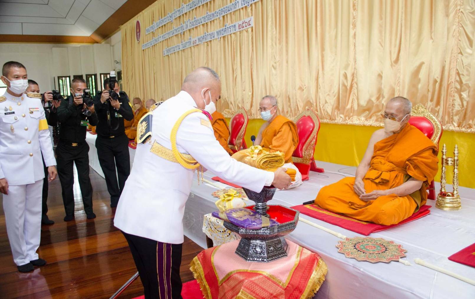 กรมสมเด็จพระเทพรัตนราชสุดาฯ สยามบรมราชกุมารี พระราชทานผ้าพระกฐินพระราชทาน ให้ รร.นายร้อยพระจุลจอมเกล้า ถวาย ณ วัดสุตธรรมมาราม