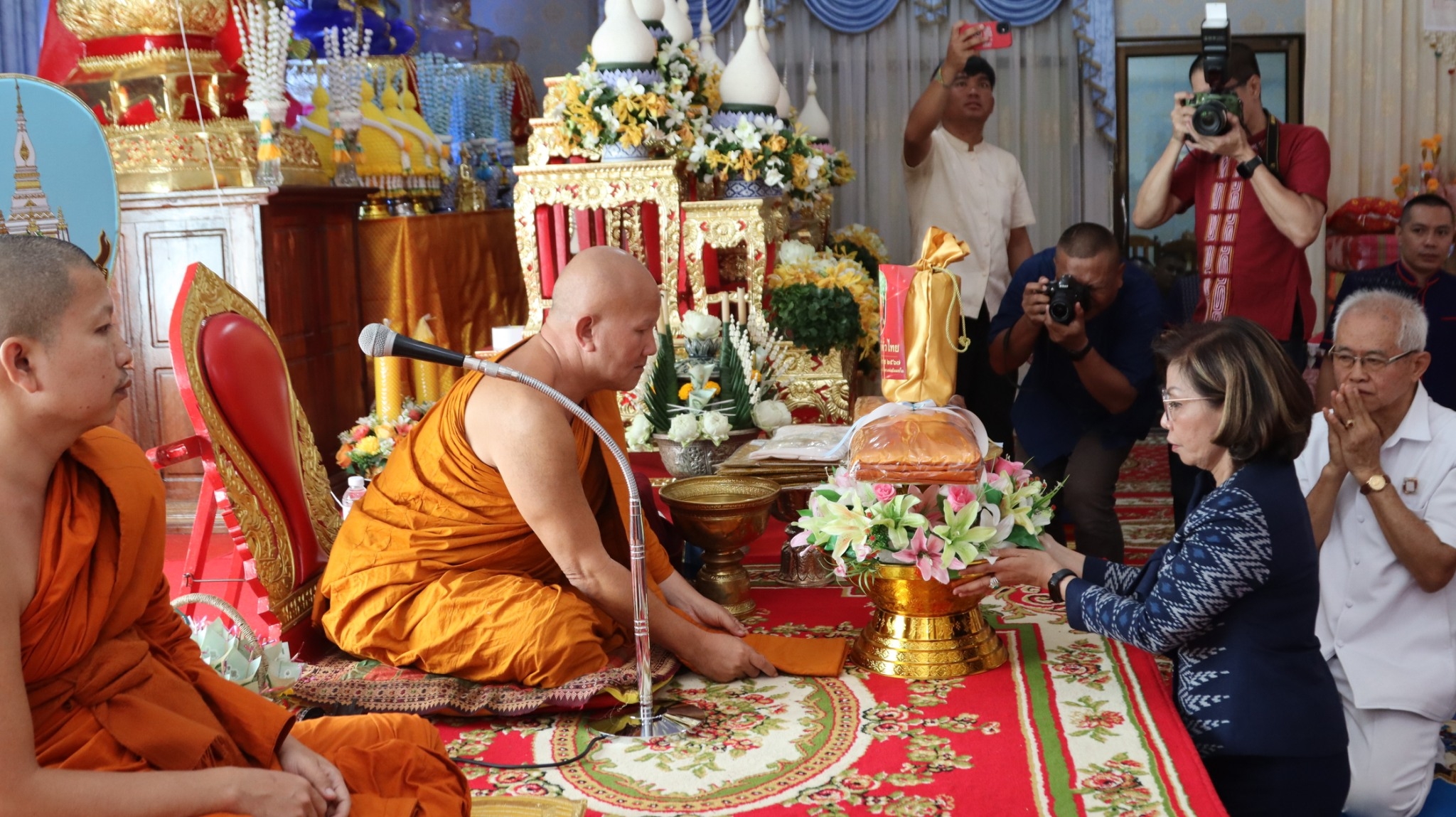 สาธุบุญ กฐินวัดเจ้าคุณเพชร ยอดกว่า 2 ล้านบาท ชื่นชมนำเกวียนโบราณร่วมขบวนแห่